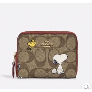 แท้💯🇺🇸New📌กระเป๋าสตางต์ซิปรอบใบสั้น Snoopy Coach X Peanuts Small Zip Around Wallet In Signature Canvas With Snoopy CE704