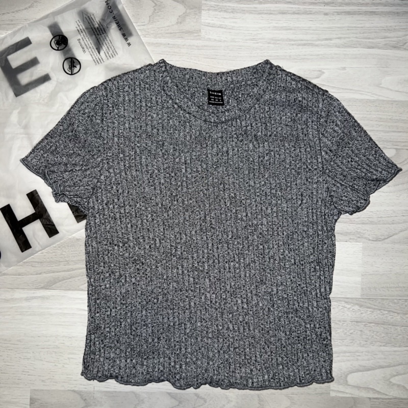 shein-เสื้อครอปแขนสั้น-มือสอง-มีหลายตัว-สินค้ามือสอง-ต้องสั่งซื้อ2ตัวขึ้นไป