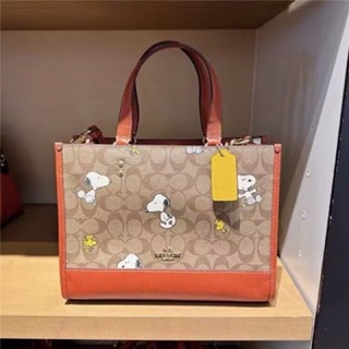 (ผ่อน0%) Coach X Peanuts Dempsey Carryall In Signature Canvas With Snoopy Woodstock Print CE862 ลายซีสนู้ปปี้ 11นิ้ว