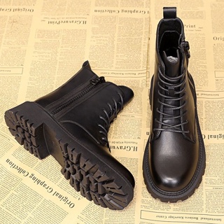 ภาพหน้าปกสินค้าQiaoYiLuo รองเท้าผู้หญิง รองเท้าบูทมาร์ติน สีดำ ที่เกี่ยวข้อง