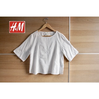 เสื้อ Linen ปักขาวสะอาด ปักดอกเล็ก ๆทั้งตัว ป้าย US-6 อก 40 ยาว 22