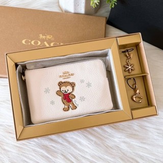 (ป่อน0%) กล่องของขวัญ ‼️ Boxed Corner Zip Wristlet With Bear Snowflake Motif (COACH CE891) สีขาว ลายลูกหมี