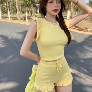 พร้อมส่ง✨ จั้มสูทแฟชั่นเกาหลี สีเหลือง เสื้อยืดแขนกุดรัดรูปเซ็กซี่ + กางเกงขาสั้นลูกไม้ยางยืด เสื้อกั๊กทรงสลิม 2 ชิ้น