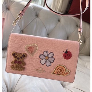 🎀 (สด-ผ่อน) กระเป๋า ขนาด 8 นิ้ว สีชมพู CC469 Anna Foldover Clutch Crossbody With Creature Patches