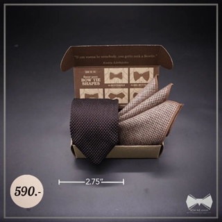 ภาพหน้าปกสินค้าเซ็ทเนคไทถักน้ำตาล + ผ้าเช็ดหน้าสูท-Brown knitted Necktie+ pocket square ที่เกี่ยวข้อง