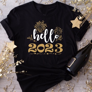 ผ้าฝ้าย 100% เสื้อยืดผ้าฝ้าย 2023 Hello 2023พิมพ์เสื้อยืดสุขสันต์วันปีใหม่ Party Graphic Tee เสื้อผ้า Retro วันหยุดฤดูหน