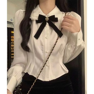 👑เสื้อผ้าผู้หญิง🎀สไตล์วิทยาลัย เสื้อเชิ้ตแขนยาว เอวบาง สีขาว เสื้อครอป การออกแบบโบว์💕S-XL
