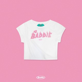 DADDY | Baddie Crop Top เสื้อยืดครอปท็อป สกรีนกากเพรช Baddie สีขาว