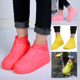 ภาพหน้าปกสินค้าถุงคลุมรองเท้ากันน้ำ S-M-L ที่ครอบรองเท้ากันฝน กันน้ำกันฝนกันลื่น ตัวเลือกหลายสี มีหลายสีและขนาด ที่เกี่ยวข้อง