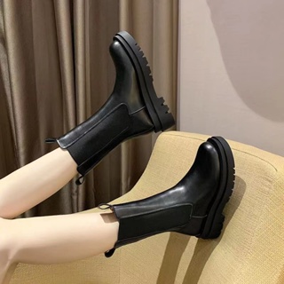 ภาพหน้าปกสินค้า💕✨รองเท้าบูทมาร์ตินส้นหนาสไตล์เกาหลีสำหรับผู้หญิง รองเท้าบูทสั้นสไตล์อังกฤษสไตล์ใหม่สำหรับผู้หญิง ที่เกี่ยวข้อง