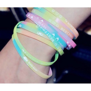 สายรัดข้อมือยางซิลิโคน สไตล์พังก์ สุ่มสี สําหรับเล่นกีฬา 1 ชิ้น