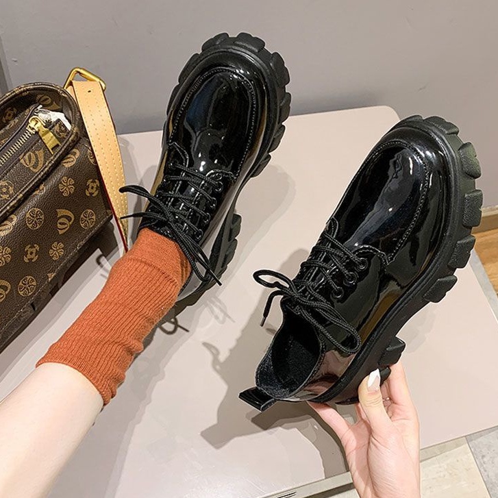 ราคาและรีวิวQiao YiLuo รองเท้าหนังสีดำขนาดเล็กของผู้หญิง ins รองเท้าแพลตฟอร์มสไตล์