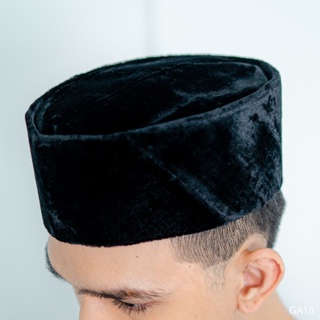 GA15หมวกดำพรีเมี่ยม ใช้ผ้ากำมะหยี่อย่างดีในการบุด้านนอกทรงหมวก สวมใส่ ละหมาด หมวกเจ้าบ่าว หรือออกงานต่างๆ เสื้อผ้ามุสลิม
