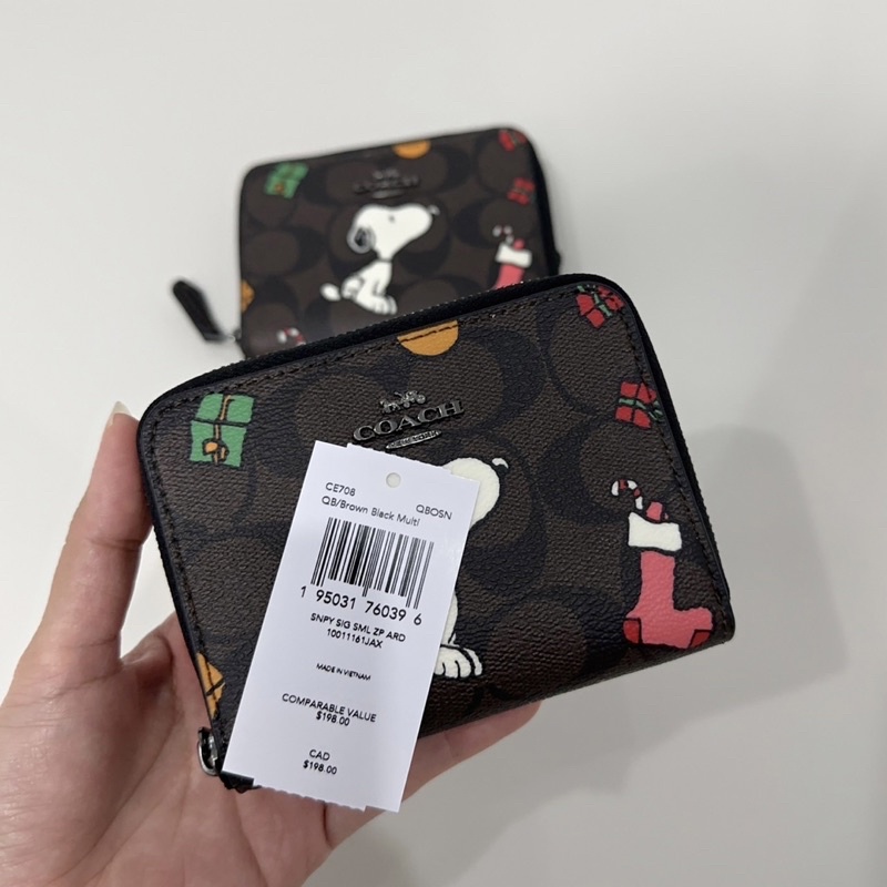 สด-ผ่อน-กระเป๋าสตางค์-ce708-coach-x-peanuts-small-zip-around-wallet-in-signature-canvas-with-snoopy-presents-print