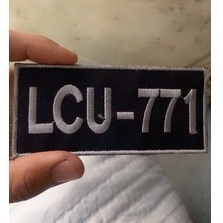 อาร์มผ้า LCU-771 แบบติดตีนตุ๊กแก แบบปักสวยงาม ขนาด 12 x 4.5 ซม.