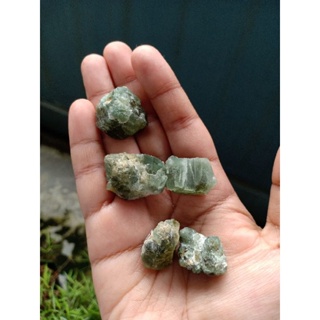 Green Apatite | อพาไทต์สีเขียว หินดิบ หินธรรมชาติ อัญมณี สีเขียว
