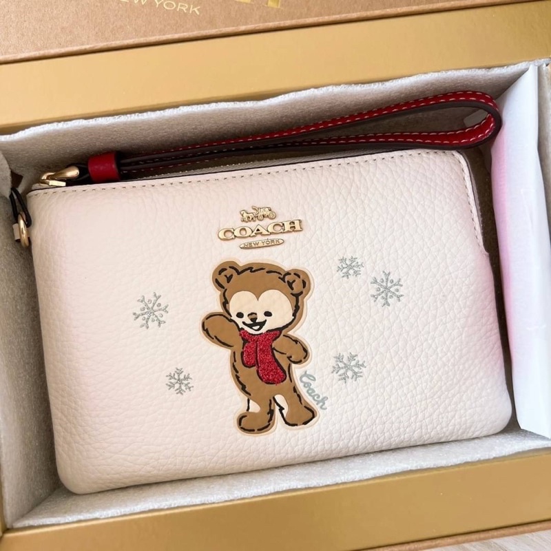 ป่อน0-กล่องของขวัญ-boxed-corner-zip-wristlet-with-bear-snowflake-motif-coach-ce891-สีขาว-ลายลูกหมี