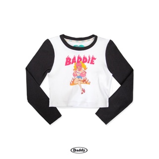 DADDY | Wendys Baddie Crop Top เสื้อครอปท็อปแขนยาว สกรีน Wendy is baddie สีขาวแขนสีดำ