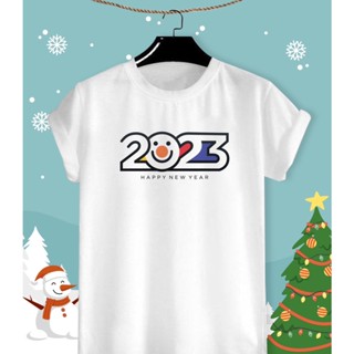 [S-5XL]ผ้าฝ้าย 100% [S-5XL]เสื้อยืดลายเสื้อลายปีใหม่ Merry Christmas &amp; Happy New Year 2023 ผ้า TK ใส่สบาย สีสันสดใส ใส่ส