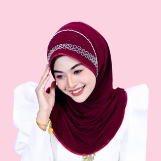 ภาพขนาดย่อของภาพหน้าปกสินค้าผ้าคลุมปักลายใหม่  119บ. จากร้าน hijab_shop111 บน Shopee