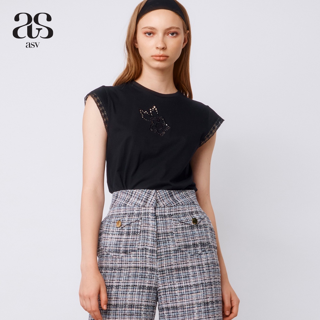 asv-aw22-flora-cut-out-t-shirt-เสื้อยืดผู้หญิง-แขนล้ำ-แต่งฉลุลายดอกไม้โลโก้-asv-ด้านหน้า