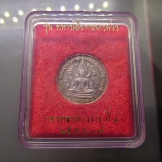 เหรียญเงิน พระพุทธชินราช หลังพระนเรศวรมหาราช รุ่นทหารเสือพระนเรศวร กองพลทหารราบที่ 4 สร้าง พ.ศ.2537 พร้อมกล่องเดิม