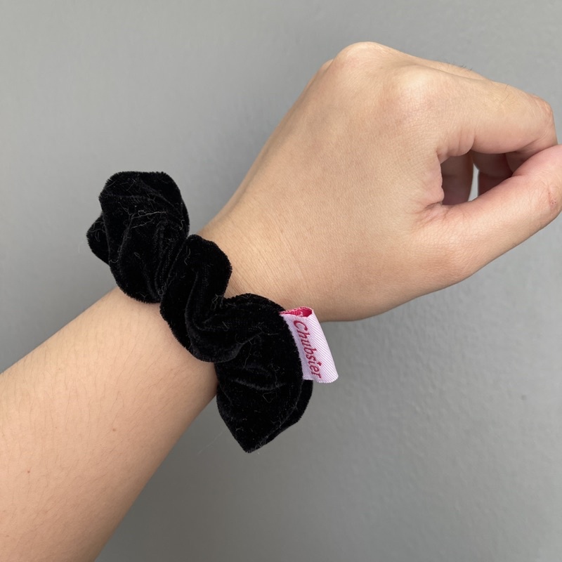 black-ผ้ากำมะหยี่-9cm-scrunchies-ยางรัดผมโดนัท-ยางรัดผมแฟชั่น-ยางมัดผม