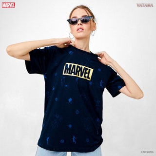 VATANA - เสื้อยืดคอกลม สีกรม พิมพ์ลาย MARVEL LOGO AVENGERS ALLOVER NAVY | UNISEX T-SHIRT_01