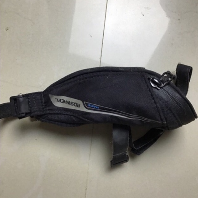 กระเป๋าเบาะจักรยาน-แบบ-aero-saddle-bag-roswheel-มือ2