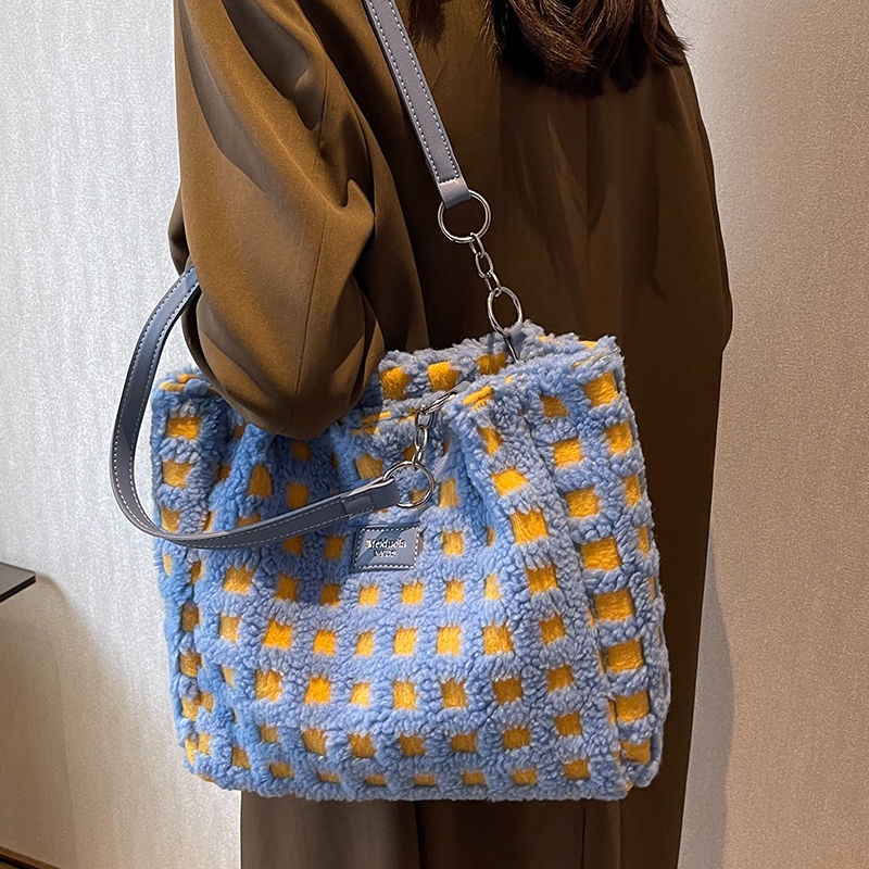 hot-sale-กระเป๋าผ้าพลัฌสำหรับผู้หญิงกระเป๋าสะพายไหล่แบบใหม่2022ความจุขนาดใหญ่กระเป๋าโท้ทขนฟูสำหรับชั้นเรียน