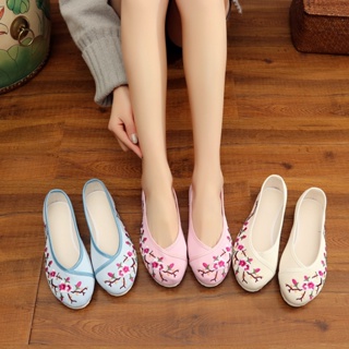 ภาพหน้าปกสินค้า🍓พร้อมส่งจ้า🍓รองเท้าจีนผู้ใหญ่ รองเท้าจีน รองเท้า HANFU ปักดอกไม้ สวยมาก นุ่ม เบาใส่สบาย พื้นยาง ที่เกี่ยวข้อง