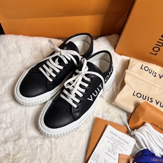 Very new‼️L v squad sneaker size 37 ปี2022 พื้นประมาน (23.5-24 cm) สภาพสวยมากค่า ยังใหม่เลยๆ ใส่น้อย หนังงาม 😻 พื้นสวย