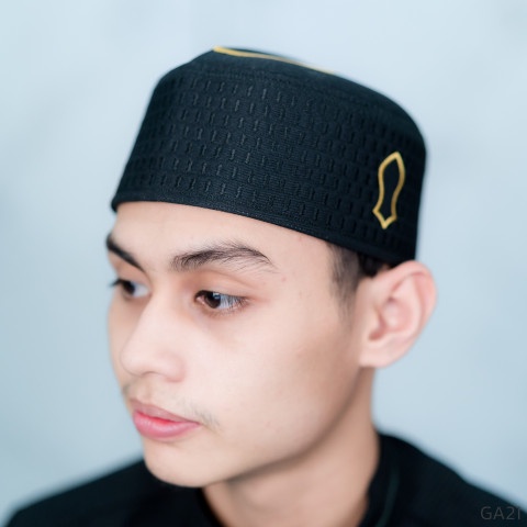 รูปภาพของหมวกมุสลิมชายหรือหมวกอิสลามกะปิเยาะห์ ลายปักสีทองสั่งผลิตพิเศษ ทรงสวย ไว้สำหรับบังละหมาดหรือรับแขก วาริสมุสลิมลองเช็คราคา