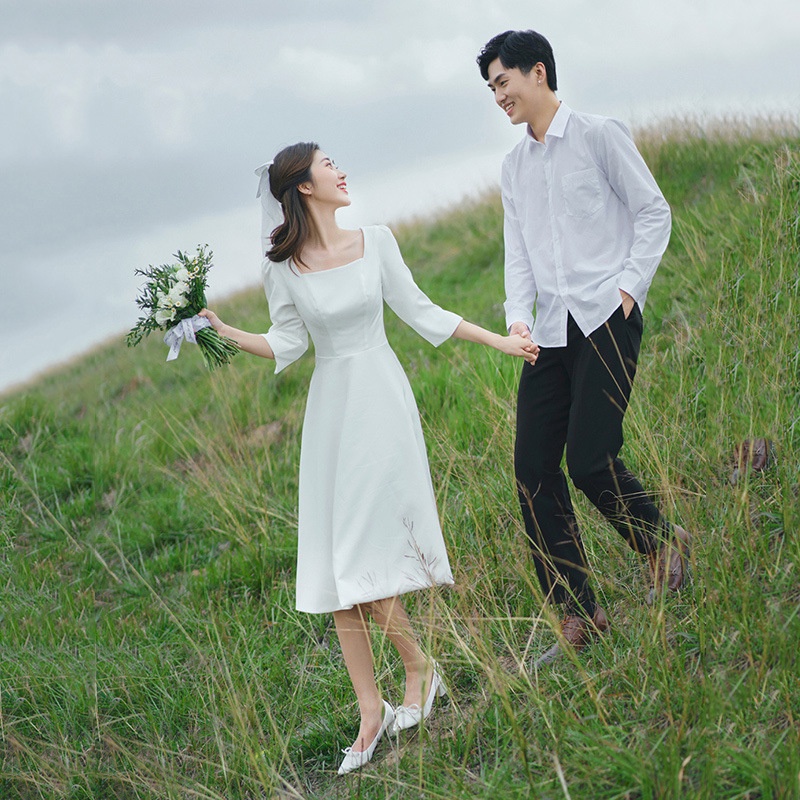 ชุดแต่งงานผ้าซาตินฝรั่งเศสที่เรียบง่ายเจ้าสาวใหม่ริมทะเลสนามหญ้าแต่งงานฮันนีมูนเดินทางชุดสีขาว