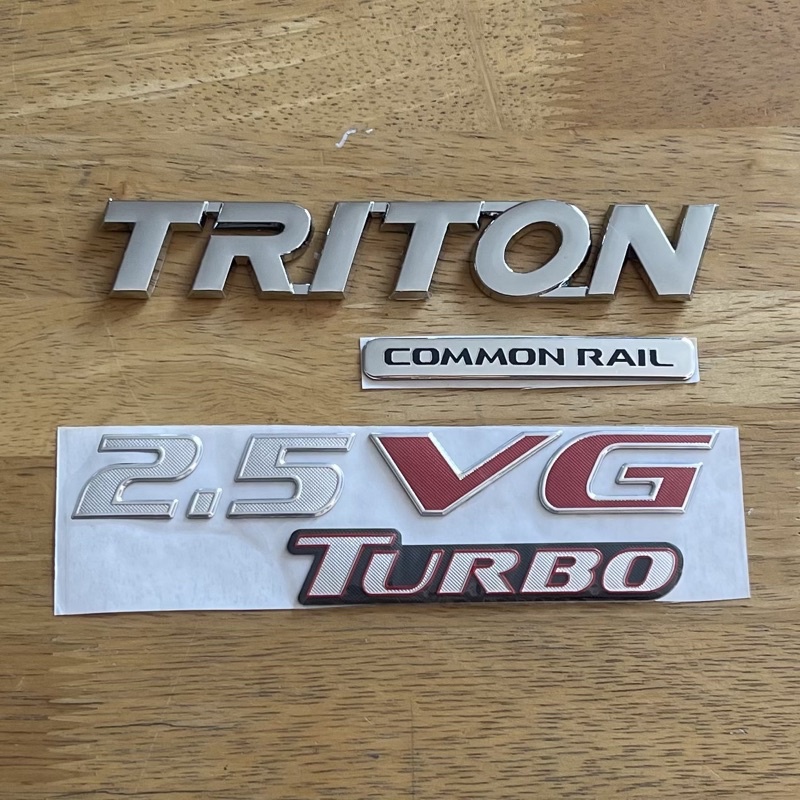 โลโก้-triton-common-rail-2-5-vg-turbo-ตัวหนังสือฝาท้าย-จำนวน-3-ชิ้น