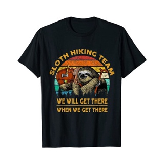 เสื้อยืดพิมพ์ลาย Sloth hiking team สําหรับผู้ชาย