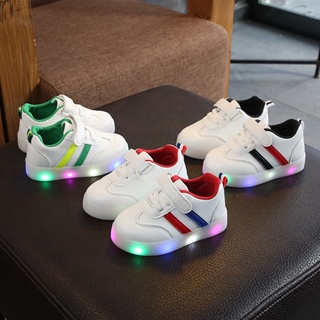 ภาพหน้าปกสินค้า🔥สินค้าพร้อมส่ง🔥 รองเท้าเด็ก ใหม่ ไฟ LED สีสันสดใส กีฬายามว่าง SJ5177 ที่เกี่ยวข้อง