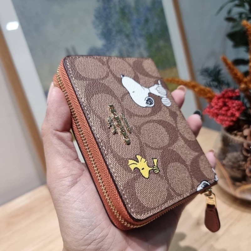 coach-ce704-coach-peanuts-small-zip-around-wallet-in-signature-canvas-with-snoopy-woodstock-print