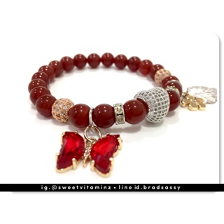 กำไลหินอาเกตสีแดง (Red Agate) เกรดพรีเมี่ยม พร้อมตัวแต่งและจี้ห้อยสุดหรู