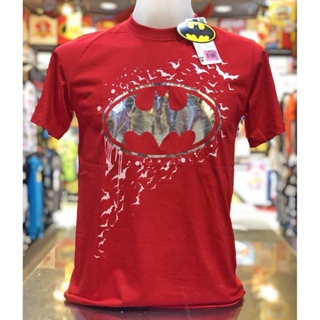 Tee เสื้อยืดสีขาว █♬♫♪♩ เสื้อยืด แบทแมน ลิขสิทธิ์แท้ BATMAN (สีแดงเท่ห์ๆใส่ตรุษจีน) เสื้อยืดผู้ชาย