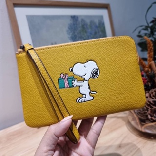 COACH CF215 COACH × PEANUTS CORNER ZIP WRISTLET WITH SNOOPY PRESENT MOTIF