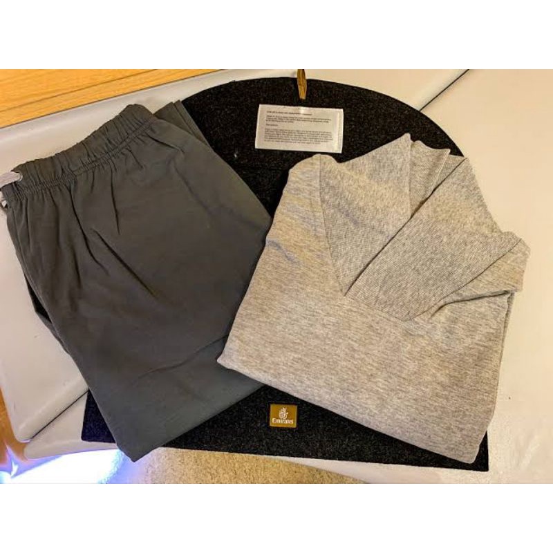 ชุดนอน PAJAMAS UNISEX จาก EMIRATES AIRLINES Shopee Thailand