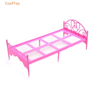 Cooltoy เตียงเดี่ยว และหมอน เฟอร์นิเจอร์ สําหรับบ้านตุ๊กตาบาร์บี้ สุ่มสี ขายดี 1 ชุด