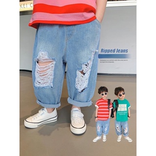 เด็กชาย Ripped/กางเกงยีนส์ 2023 ฤดูร้อนใหม่สไตล์เกาหลีทรงหลวมเด็กชายสวมกางเกงขอทานแบบบาง แฟชั่นสบายๆ