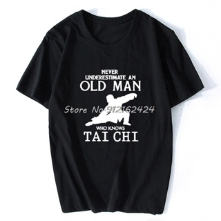 เสื้อผ้าผชเสื้อยืด ผ้าฝ้าย พิมพ์ลาย  Chi Never Underestimate An Old Man Who Knows สําหรับผู้ชายS-5XL