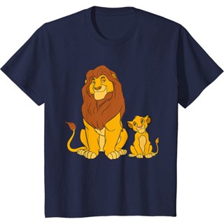 เสื้อยืด พิมพ์ลาย Disney The Lion King Young Simba and Mufasa สําหรับผู้ชาย_05