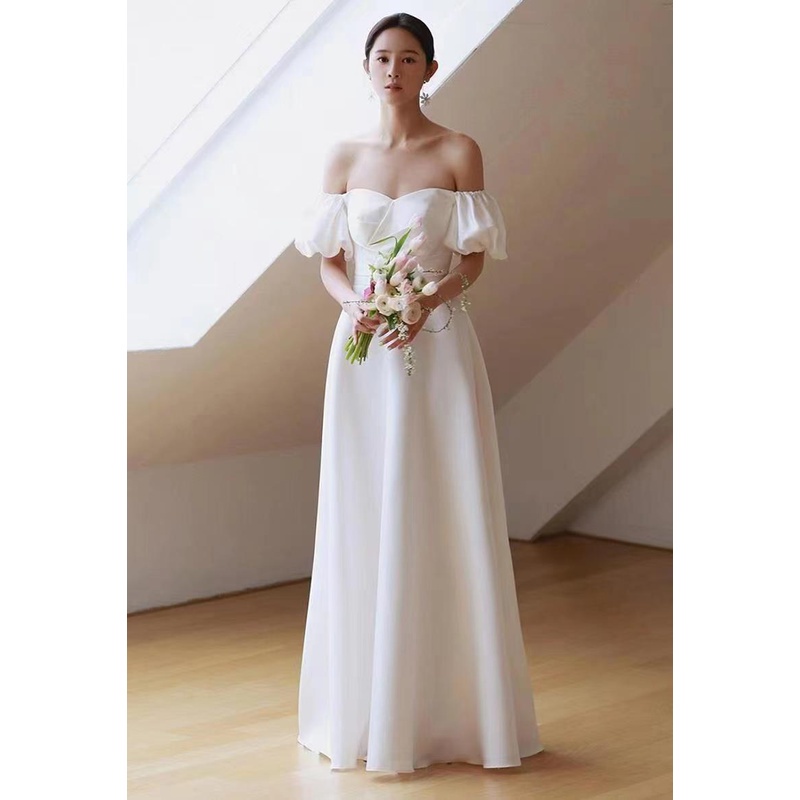 ชุดแต่งงานเรียบง่ายผ้าซาตินแฟชั่นหรูหราเจ้าสาวริมทะเลสนามหญ้างานแต่งงานชุดฮันนีมูนสีขาว