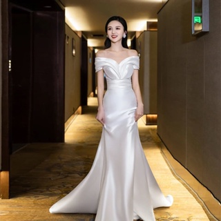 ชุดแต่งงานซาติน เรียบง่าย เจ้าสาวใหม่ สนามหญ้าริมทะเล งานแต่งงาน ฮันนีมูน ภาพท่องเที่ยว ชุดเดรสสีขาว