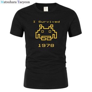 เสื้อยืด พิมพ์ลาย Survived 1978 Space Invaders Space Alien Geek Nerd Pop Culture Atari สําหรับผู้ชาย_02