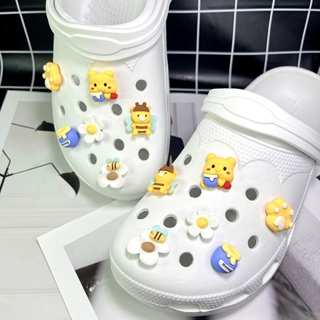 CROCS เข็มกลัด รูปการ์ตูนหมีพูห์ ผึ้ง ดอกไม้ เครื่องประดับ สําหรับตกแต่งรองเท้าผู้หญิง